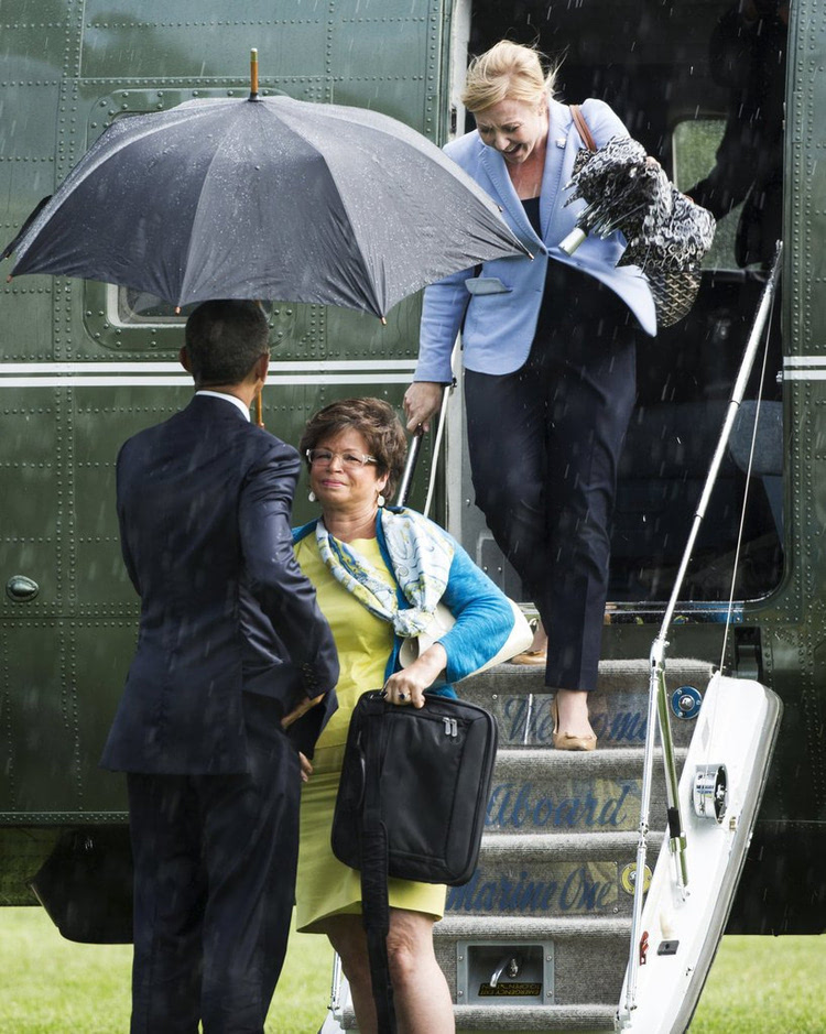 奥巴马雨中为女官员撑伞 尽显绅士风范