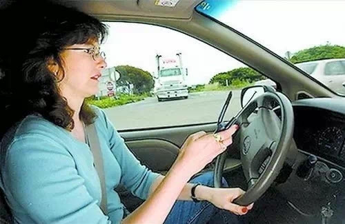 开车打电话发微信会增加油耗?
