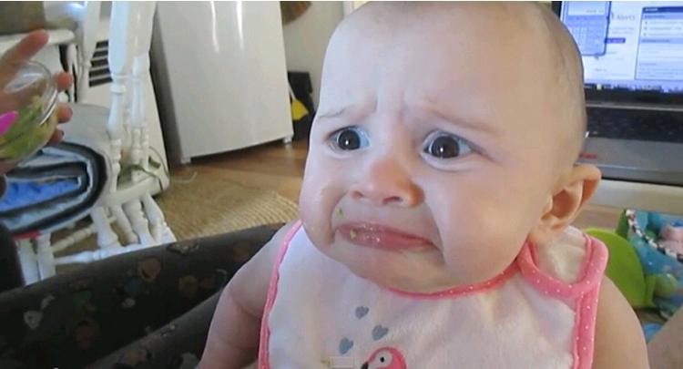 外国宝宝初尝鳄梨表情萌翻 这是什么鬼