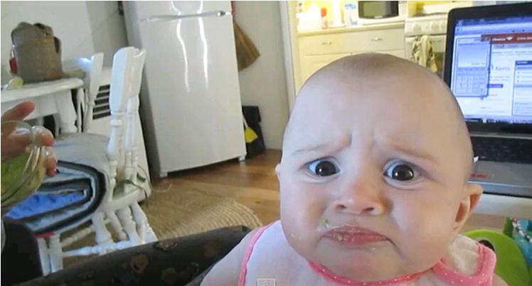 外国宝宝初尝鳄梨表情萌翻 这是什么鬼