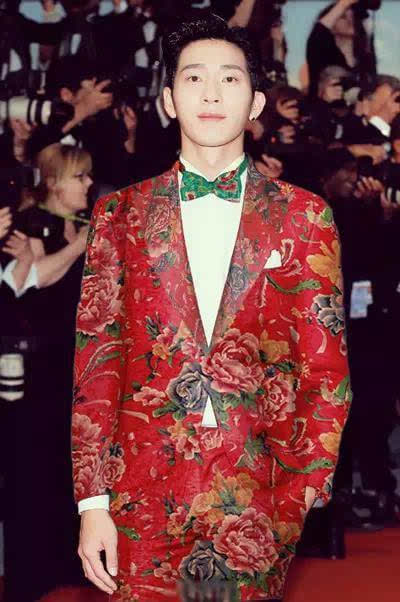 当李易峰吴亦凡杨幂刘亦菲等当红明星穿上东北花棉袄后!