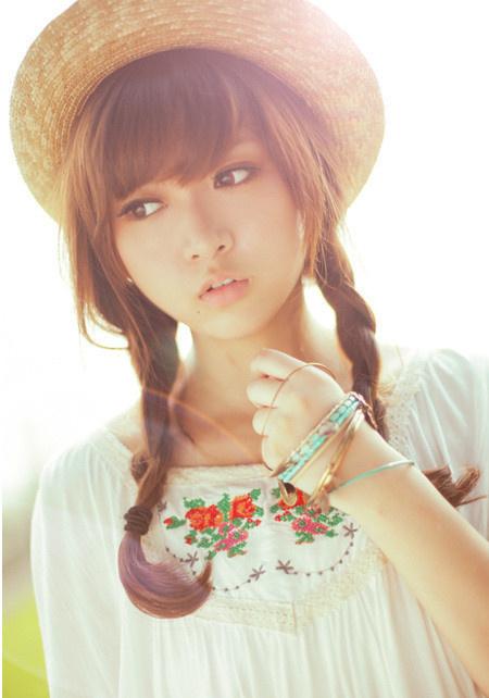 一美女手捧珠子猜成语_看图猜成语