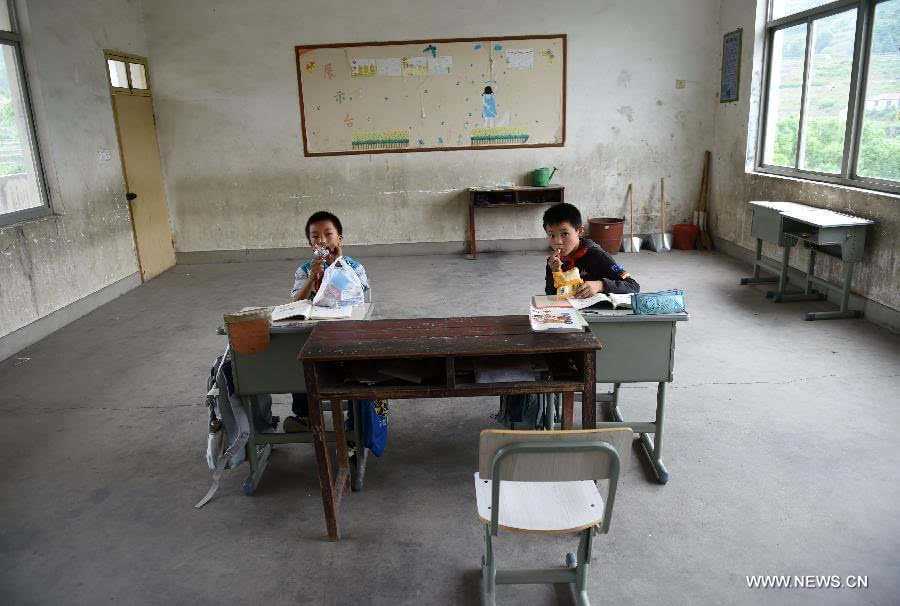 [社会] 浙江一小学只有5位老师和8名学生