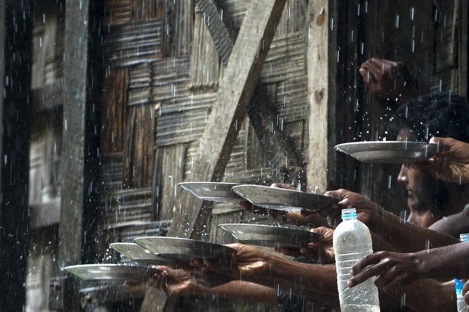缅甸获救移民物资匮乏 塑料瓶雨中取水