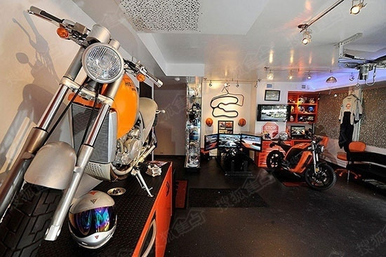 车库中停泊着wilzig 收藏的豪车和摩托.