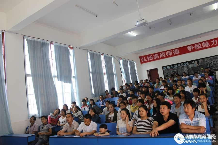 本网讯(通讯员 陶灰明 龙生章)随着中考的日益临近,花垣县第四中学