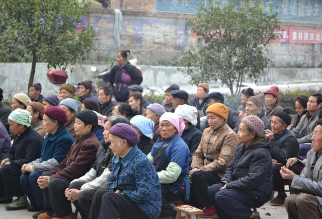 揭秘中国式农民养老:老人每月领取60元流泪说