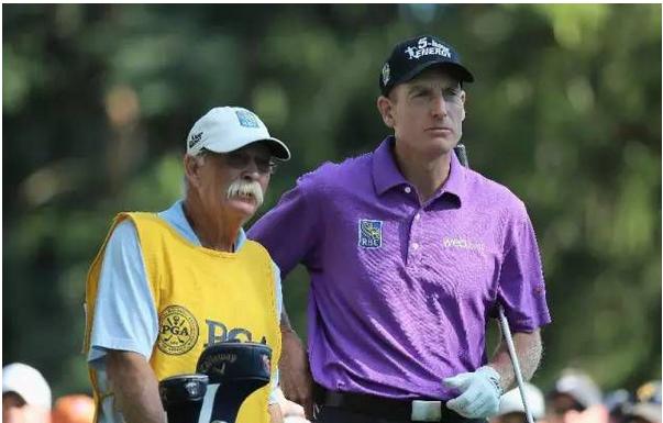 高尔夫球童当得好 不比球员挣钱少!