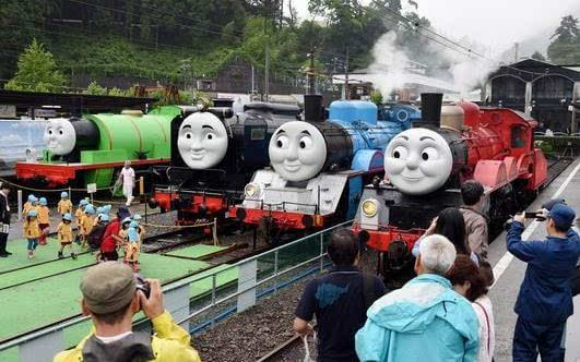 这列火车的第一节被涂成蓝色,装上用塑料制成的托马斯的脸,与动画中的