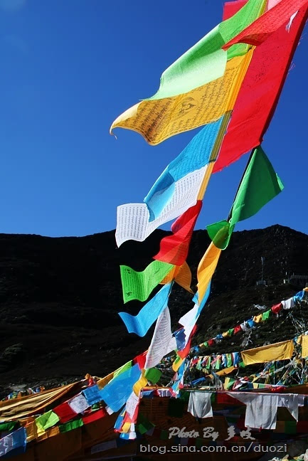 蓝幡象征天空,白幡象征白云,红幡象征火焰,绿幡象征绿水,黄幡则象征