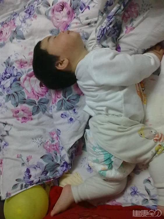 倒挂金钟 宝宝睡姿很可爱,但以下情况,会让宝宝越睡越"笨"!