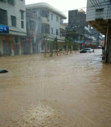 广东高州:连续升级暴雨预警信号应对强降雨