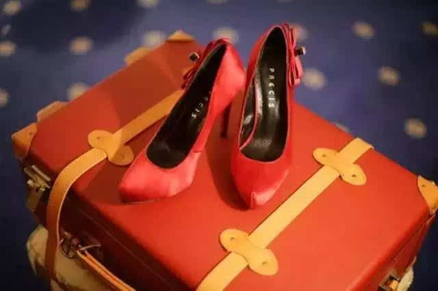 女人就要有一双红色高跟鞋,怎么穿都漂亮!