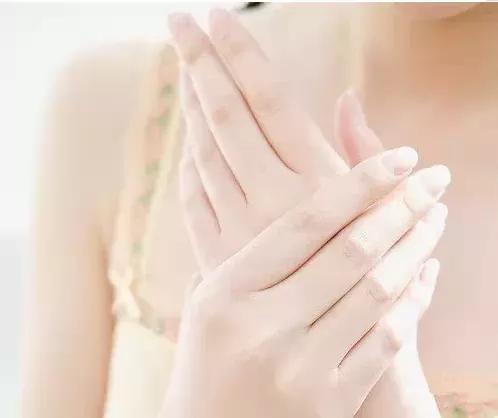 你的指甲上有一道道棱线吗?