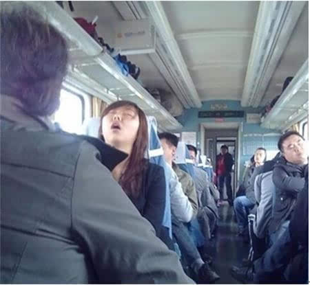段子手丨火车上的那些奇葩搞笑睡姿!某家果断笑趴下了!