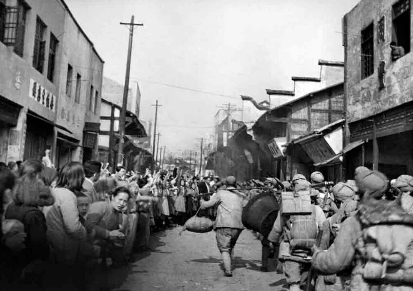 1949年12月3日,四川省合川县城解放,人民群众欢迎解放军入城.