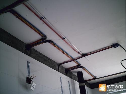 水电暗线布线安装 4.暗线布线施工注意事项 施工的时候要避免破坏墙体结构,对于沉重墙的话最好能避免则避免。 如果布线官路过长或者弯多,则应间隔一定距离便设一接线盒,在施工的时候应该先安装官路,然后再把导线穿过管路,这样可以避免导线无法抽动的现象。 严禁所有导线走一更管,这样是非常不好的,一旦出问题所有全部得换,而且在换的过程中还非常难以区分。