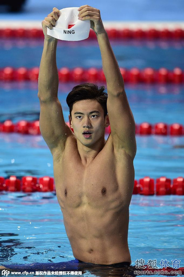 中国选手宁泽涛改写历史以47秒84率先触壁,夺得中国游泳队在本届