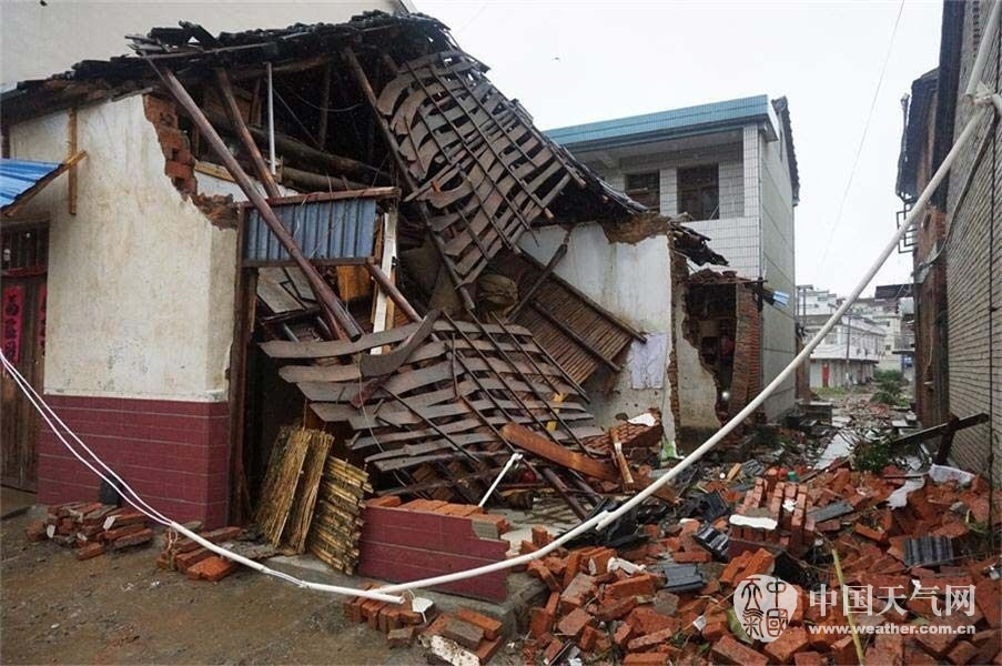 安徽霍山遭暴雨袭击 多间房屋倒塌