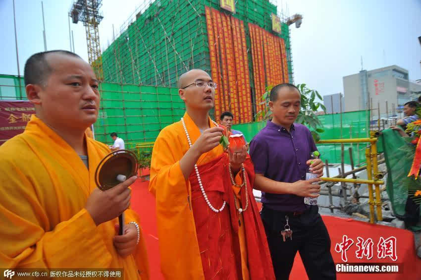 图为五莲山护国万寿光明寺昌普住持携众僧为楼盘开光.