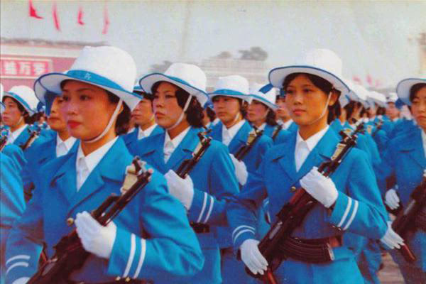 1984女民兵方正通过天安门1999年国庆阅兵:孪生姊妹领队展现飒爽