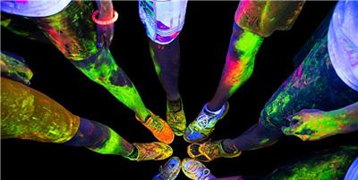 美女大学生夜跑遭劫持 机智拨电话逃脱