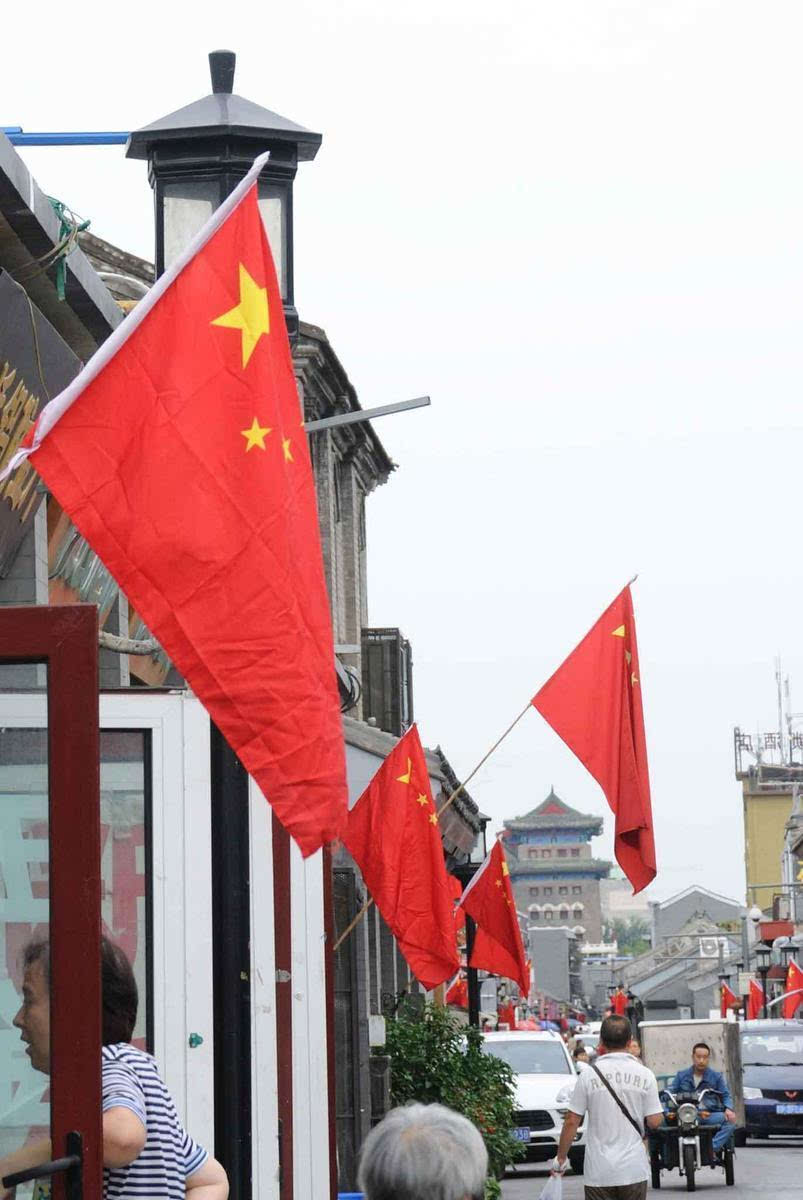 全市各街道,社区,单位等将悬挂国旗,以此庆祝中国人民抗日战争暨世界