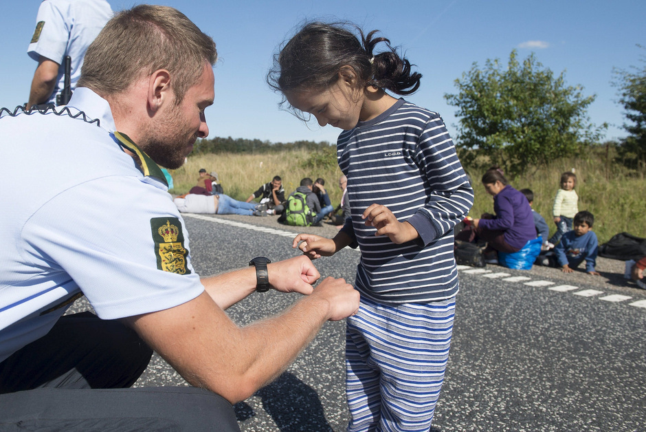 丹麦警察与难民小女孩玩游戏 感动网友