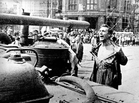 “布拉格之春” 中的昆德拉:民主改革的先行者-搜狐