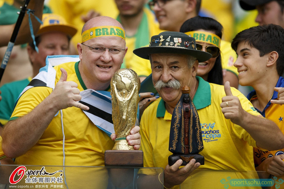 巴西老球迷去世 怀抱金杯照成虐心传奇