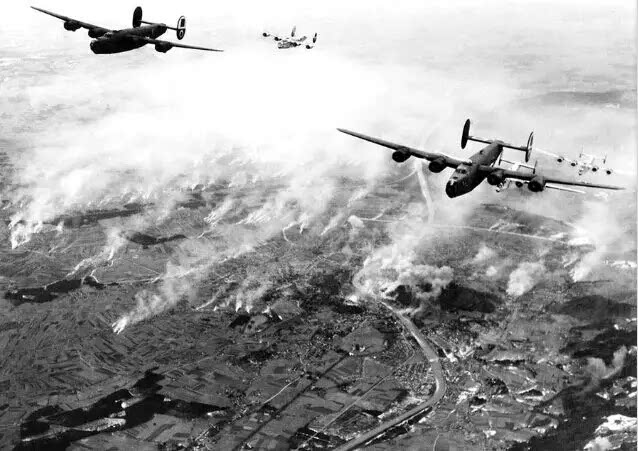 1944年,美军b-24s轰炸机飞过奥地利萨尔斯堡,地面覆盖着炸弹的烟雾