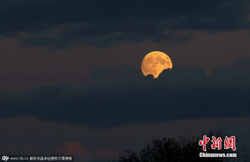 9月27日,杭州,中秋节,大批市民和游客来到杭州西湖欣赏"超级月亮"