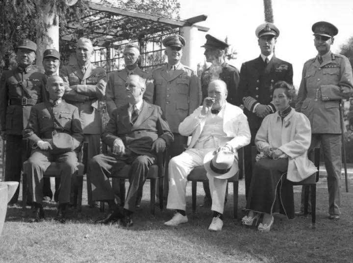 从1943年11月开始,四国先后召开开罗会议,敦巴顿橡树园会议,旧金山