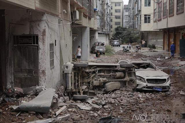 jpg爆炸后的柳城县畜牧局宿舍,除房屋倒塌,还有很多房间的玻璃破碎.