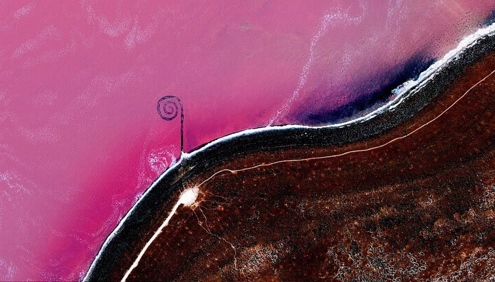 美国犹他州大盐湖东北岸的螺旋形防波堤(spiral jetty)