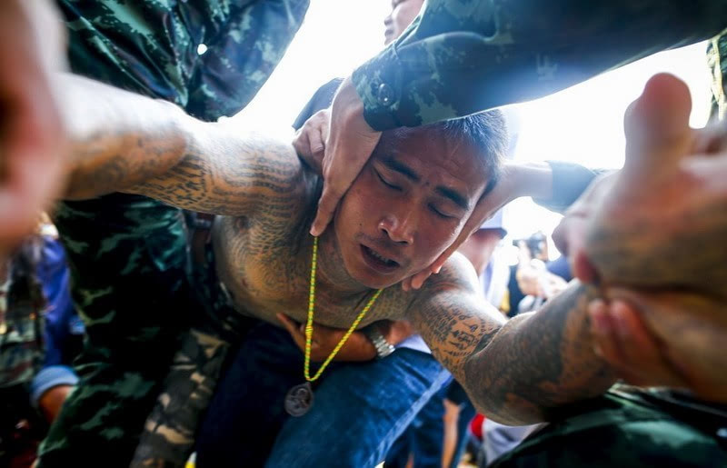 泰国佛教徒庆祝纹身节 蛇毒当墨水竹签刺肉身