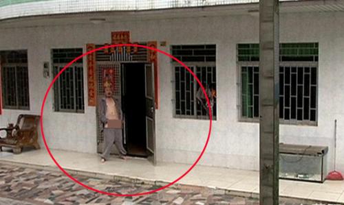 <em>男子</em>屋内养藏獒被投诉 <em>脱裤子</em>露下体威胁记者