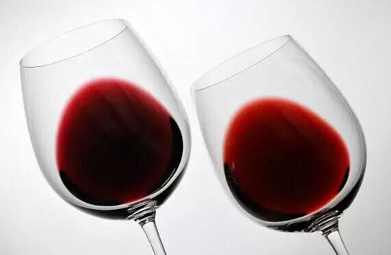 如何通过颜色来判断一款葡萄酒的品质和酒龄?