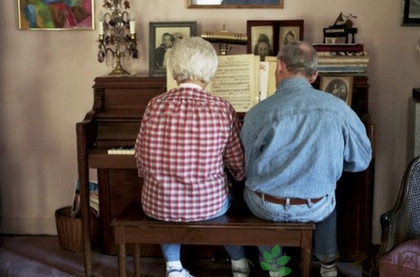 老人学钢琴有什么好处