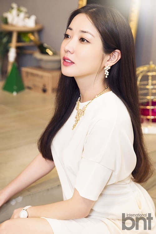 【bnt明星写真】演员崔贞媛拍写真 白裙秀优雅恬静小女人