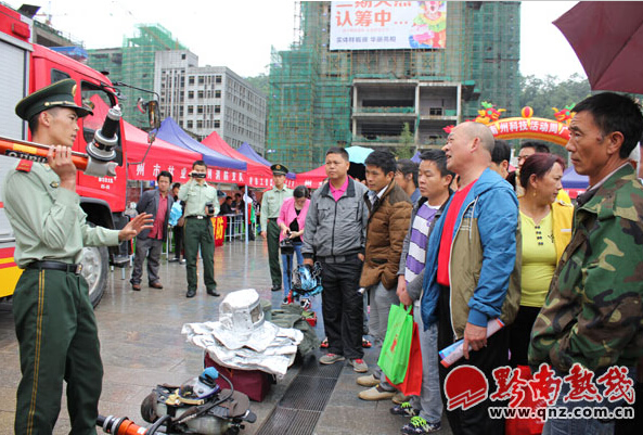 黔南州举行2015年科技活动周广场宣传活动