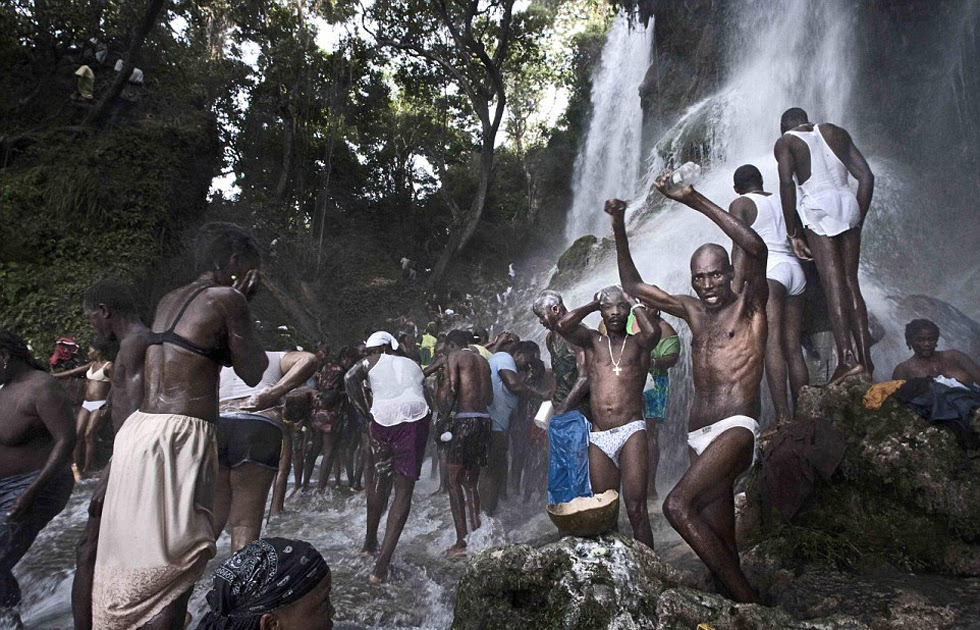 海地伏都教信徒瀑布朝圣 祈求水能冲走厄运