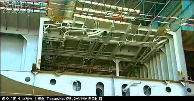 无意看到江南造船厂的巨型分段 难道是.