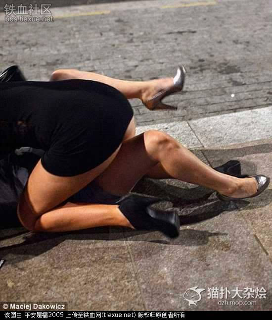 图揭英国少女糜烂夜生活:醉卧街头人捡尸