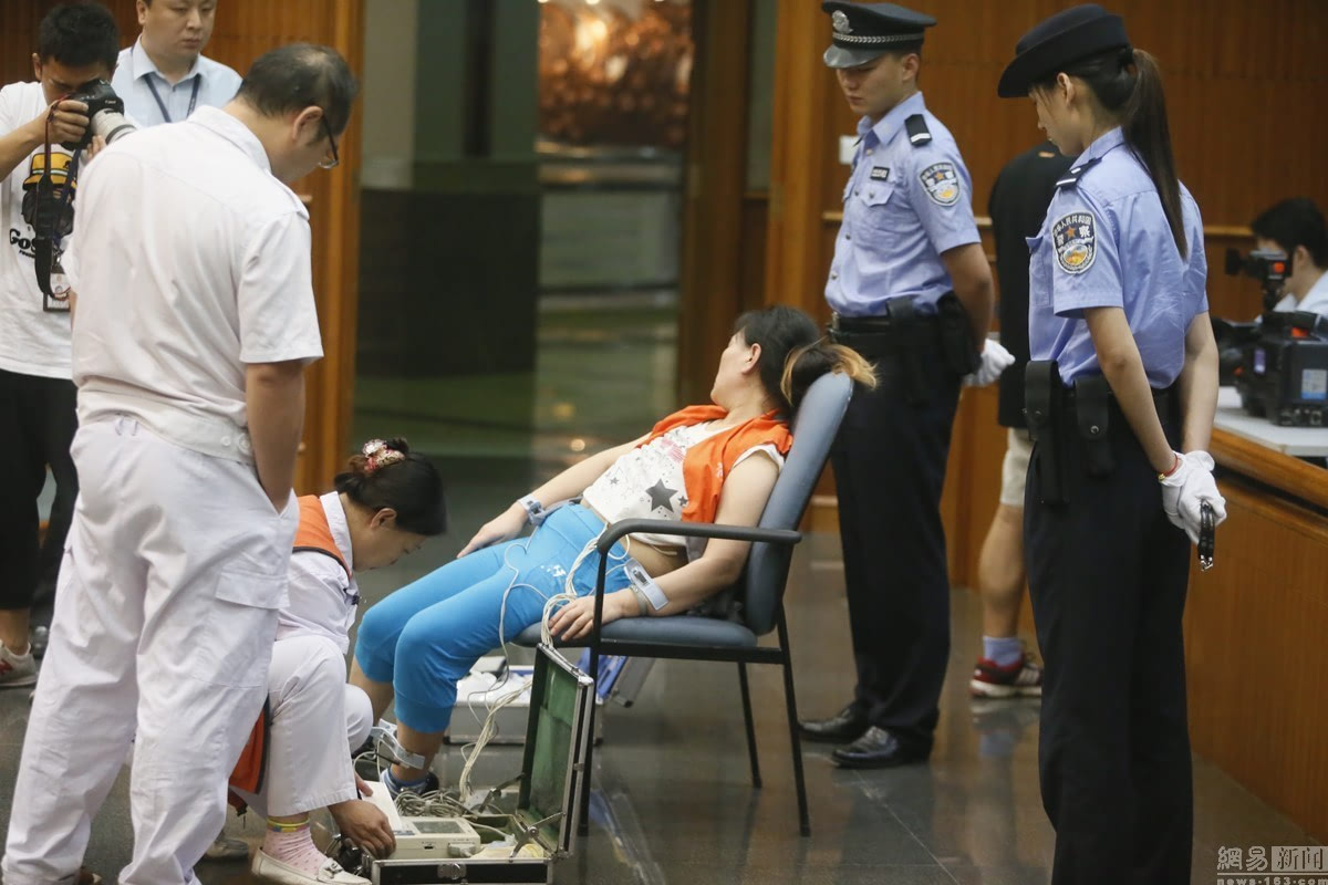 北京对涉毒案集中宣判 女毒贩当庭晕倒