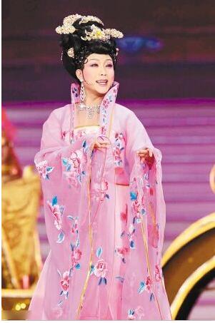 李玉刚新歌点击逾1亿 网友:李家每人只需半次