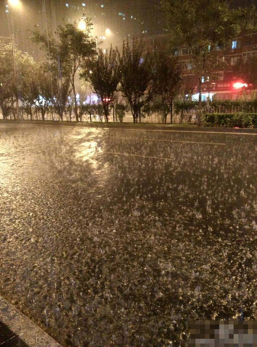 组图:北京降暴雨市区多处被淹 局地积水过膝