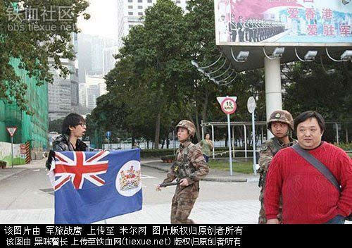 不满用胸袭警被判刑 香港男女带胸罩上街-搜狐