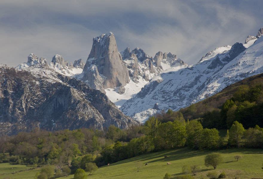 令人惊叹的西班牙最美丽山脉Urriellu高峰图片