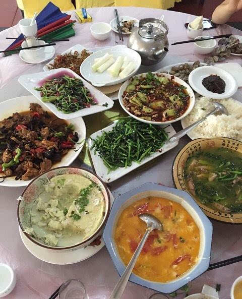 江苏扬州游客吴先生与朋友在连云港花果山景区外一家酒店吃饭时点的菜